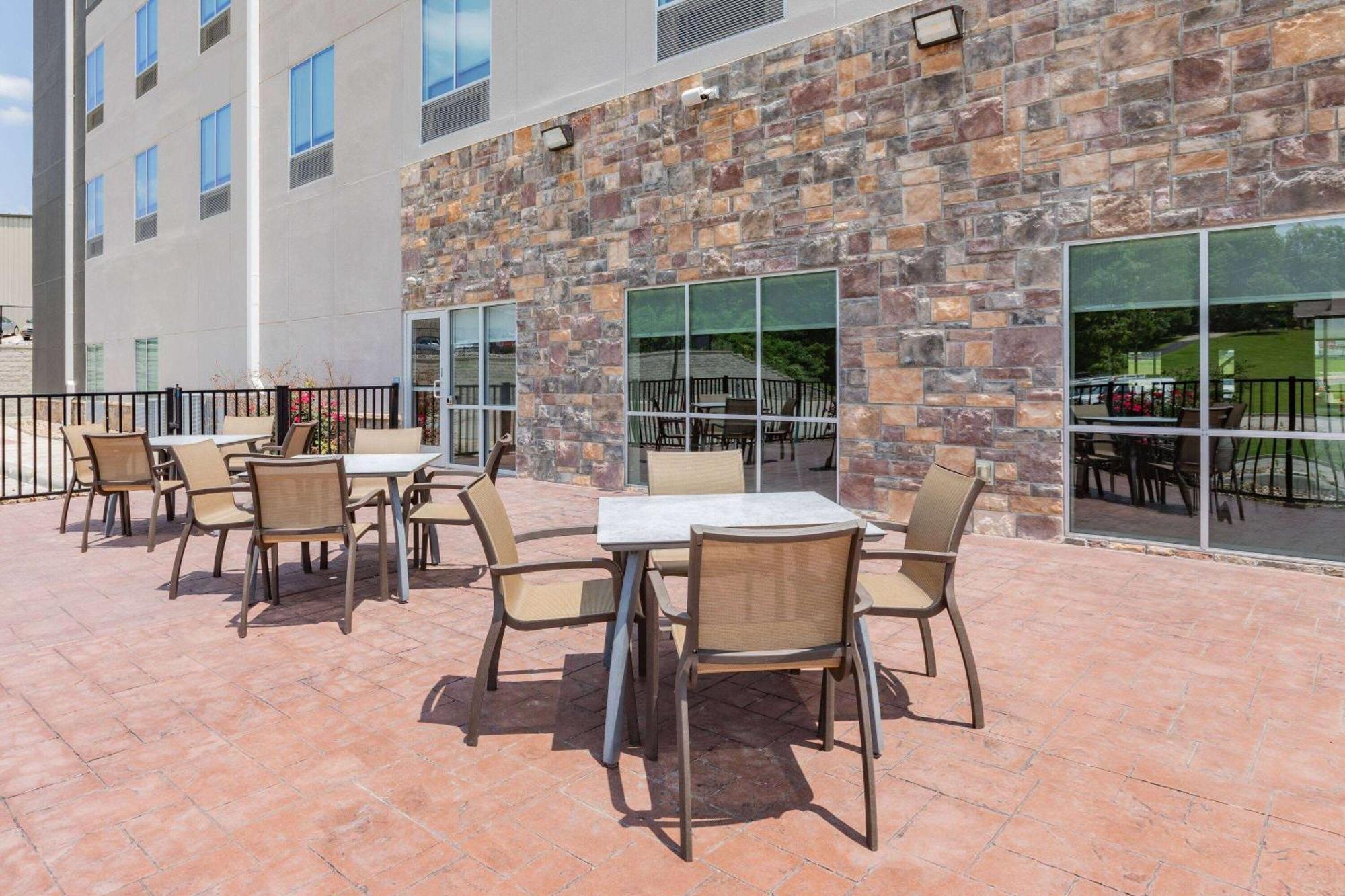 La Quinta Inn & Suites By Wyndham Jackson-Cape Girardeau المظهر الخارجي الصورة